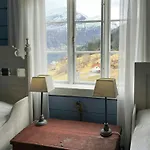 Casa de Férias Historic Timber House From The 1800s In Nordfjord *