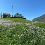 Casa de Férias Historic Timber House From The 1800s In Nordfjord