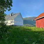 Casa de Férias Historic Timber House From The 1800s In Nordfjord Olden