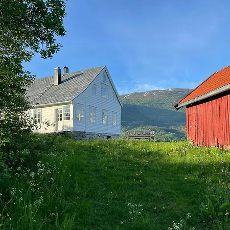 Prázdninový dům Historic Timber House From The 1800s In Nordfjord Olden