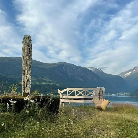 Σπίτι διακοπών Historic Timber House From The 1800s In Nordfjord *