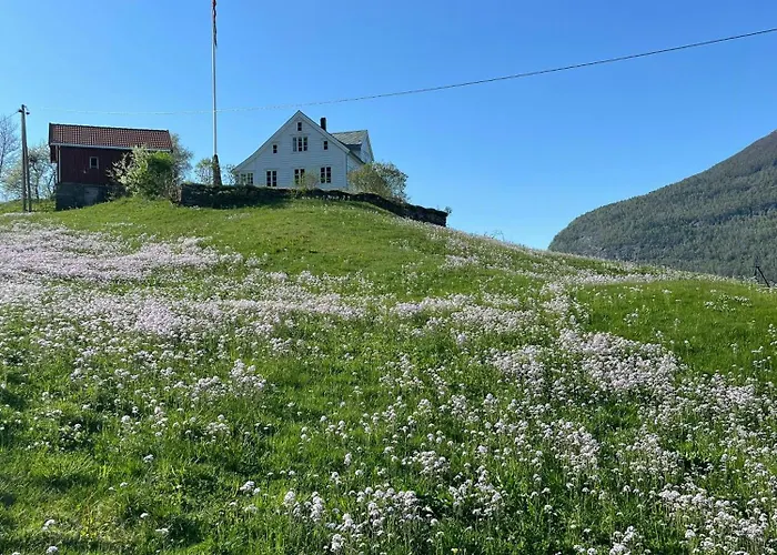 Semesterbostad Historic Timber House From The 1800s In Nordfjord