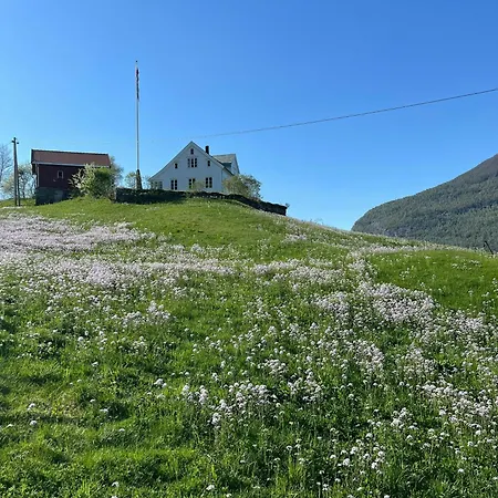 Tatil Evi Historic Timber House From The 1800s In Nordfjord